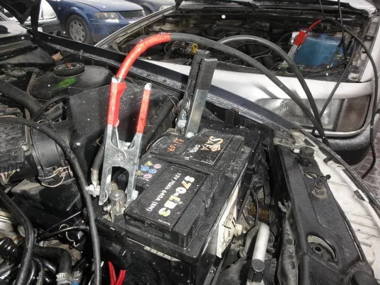 Jak odpalić Toyotę hybrydę na kable – uniknij problemów z akumulatorem