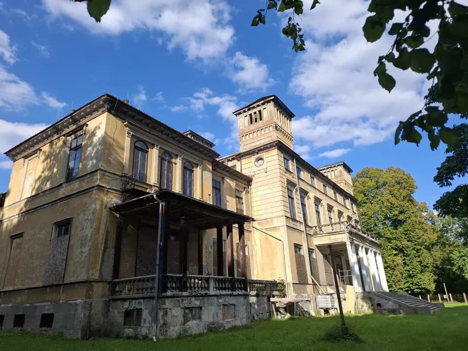 Pałac Potockich w Krzeszowicach: Historia, architektura i tajemnice