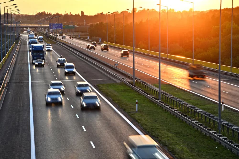 Co to jest autostrada? Kluczowe informacje i charakterystyka dróg