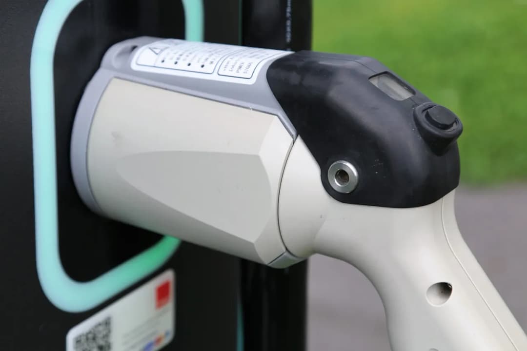 Jak bezpiecznie i tanio ładować samochód elektryczny w domu – praktyczne porady