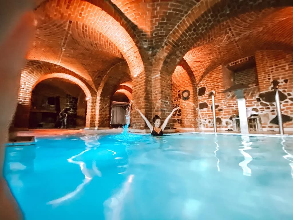 Najlepsze hotele w zamku z basenem na wymarzone wakacje