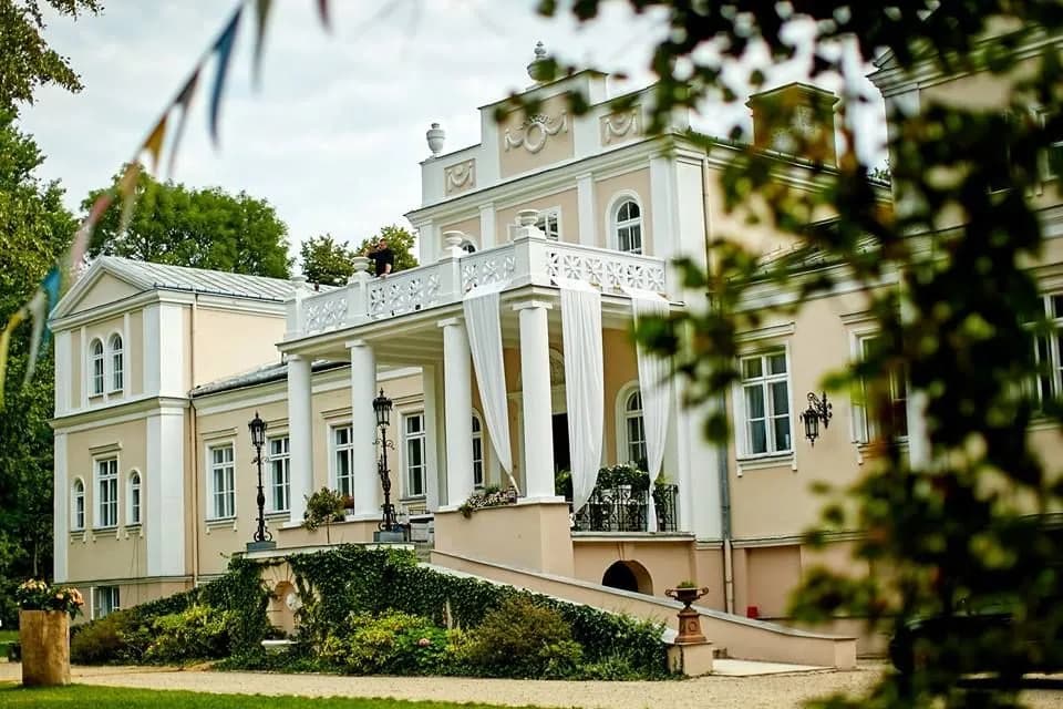 Pałac w Zaborówku: historia, architektura i praktyczne informacje dla zwiedzających