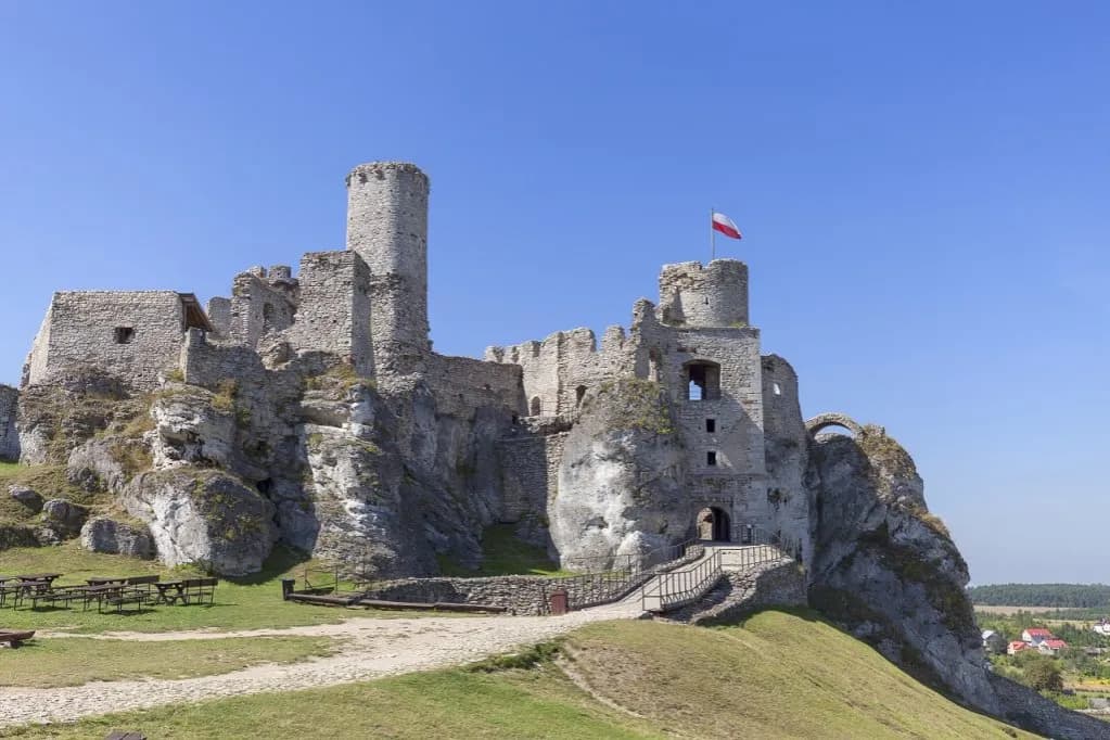 Zamek Ogrodzieniec w Podzamczu - historia, atrakcje i tajemnice warowni