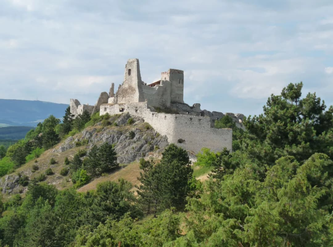 Zamek w Čachticach: mroczna historia Elżbiety Batory i tajemnice ruin