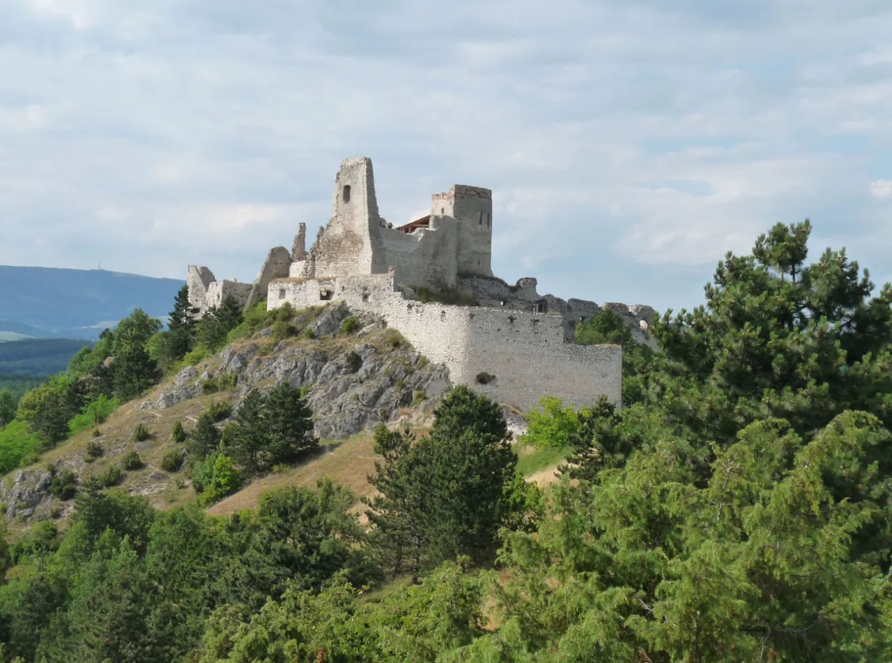 Zamek w Čachticach: mroczna historia Elżbiety Batory i tajemnice ruin
