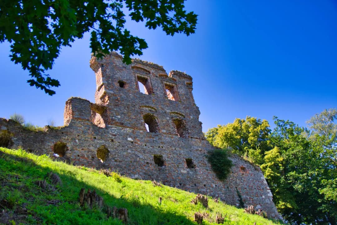 Zamek w Międzygórzu – historia, zwiedzanie i praktyczne informacje dla turystów