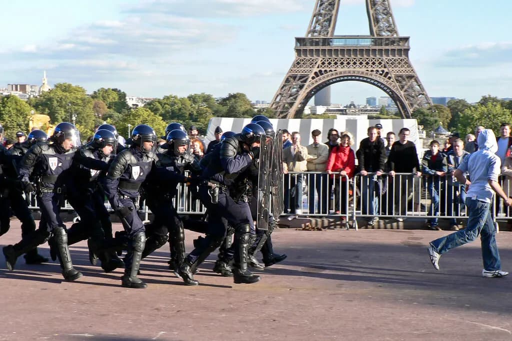 Czy we Francji jest bezpiecznie? Odkryj ukryte zagrożenia i porady