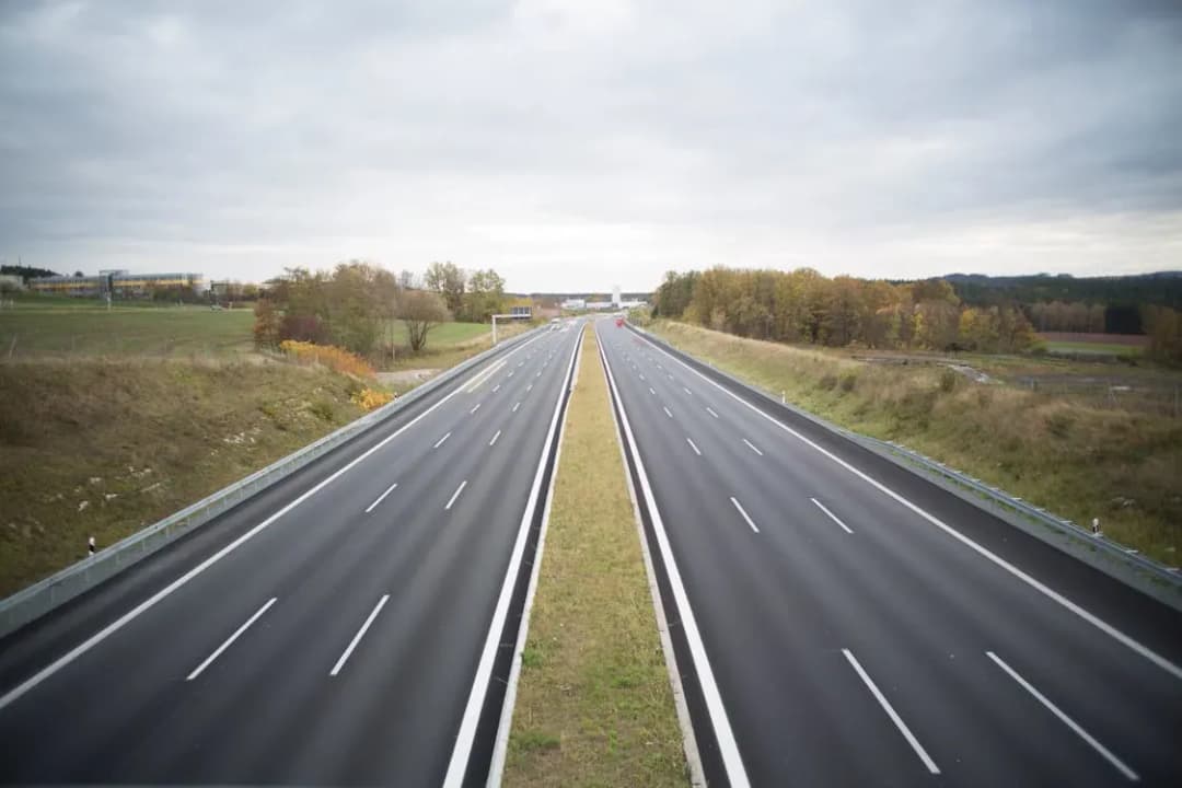 Dlaczego autostrady są płatne? Odkryj ukryte powody i koszty