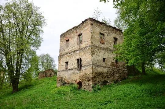Ruiny zamku w Dąbrówce – historia, zwiedzanie i tajemnice zapomnianego zabytku