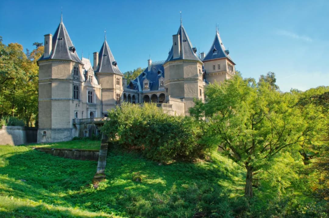 Zamek w Wielkopolsce: Odkryj niezwykłe historie i architekturę